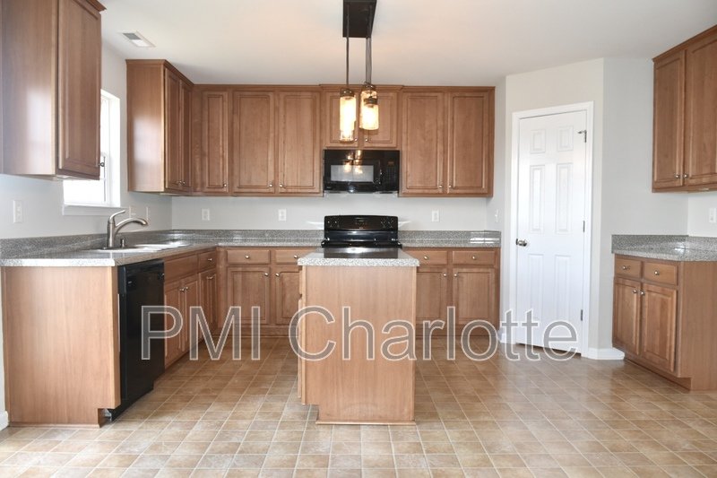 Lovely 4 bed/3 bath home in Curtis Pond community! property image