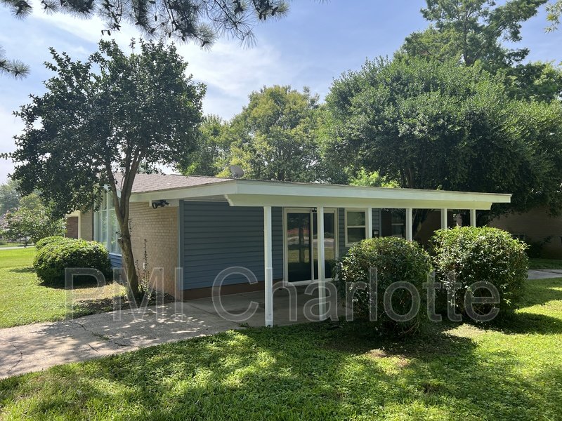 3 bed ranch near Plaza Midwood available property image