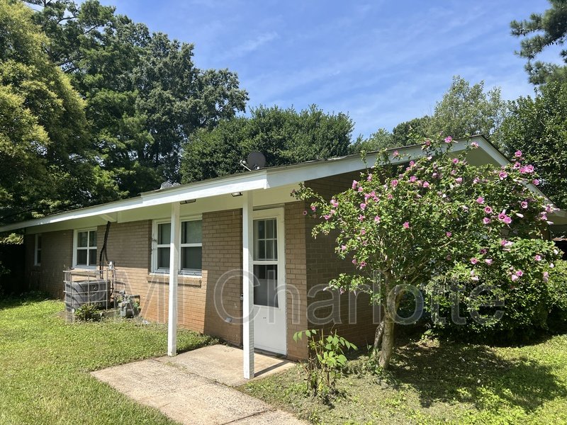 3 bed ranch near Plaza Midwood available property image