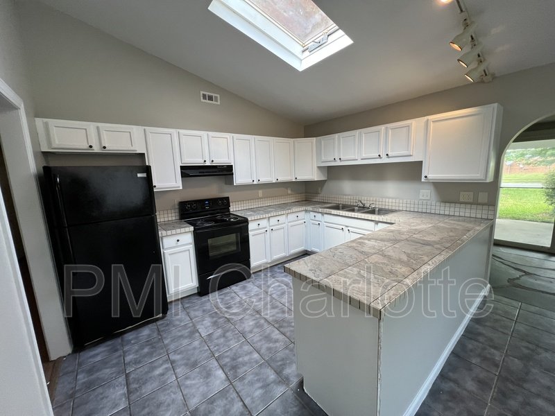 3 bed ranch near Plaza Midwood available property image