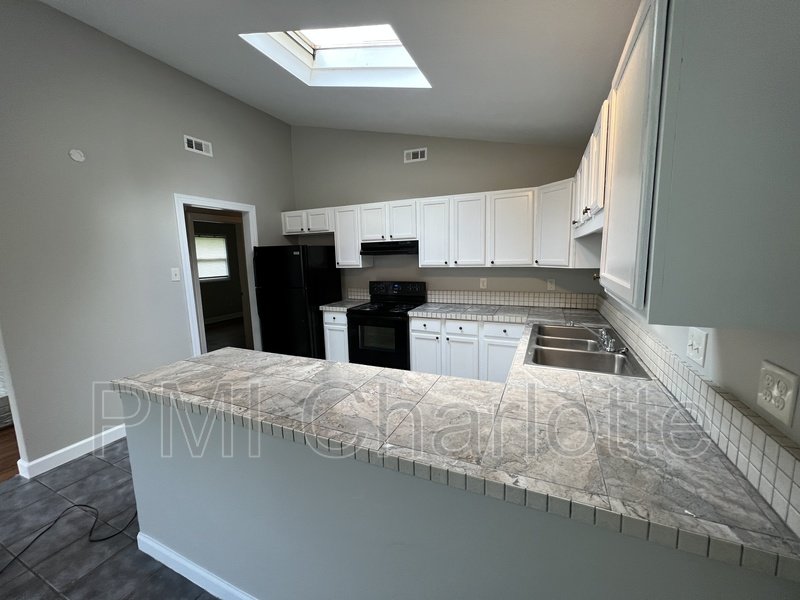 3 bed ranch near Plaza Midwood available property image