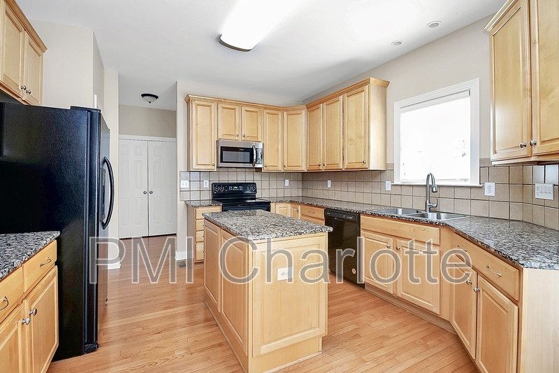 5 Bed MacAulay Home Available for Rent property image