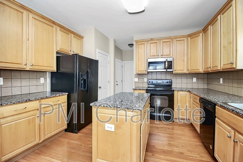 5 Bed MacAulay Home Available for Rent property image