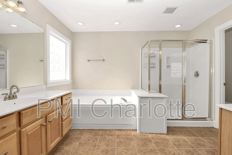 5 Bed MacAulay Home Available for Rent property image
